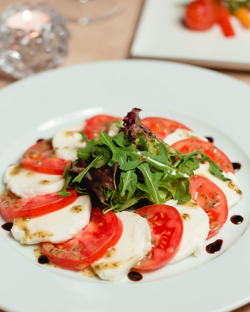 Gratis foto klassieke caprese salade met mozzarellakaas en tomaten