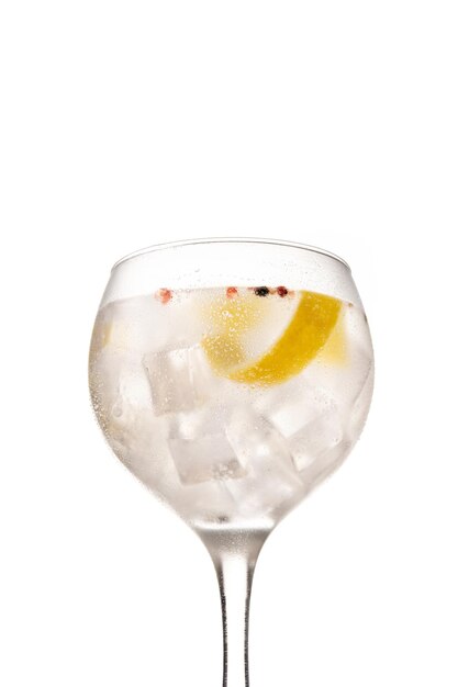 Klassieke gin tonic cocktail drinken in een glas geïsoleerd op een witte achtergrond