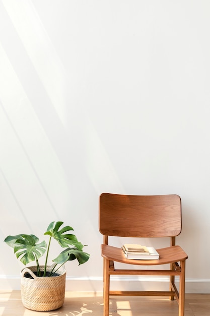 Klassieke houten stoel van een monsteraplant
