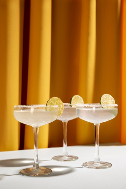 Klassieke Margarita-cocktails met zoute rand op tafel met citroen