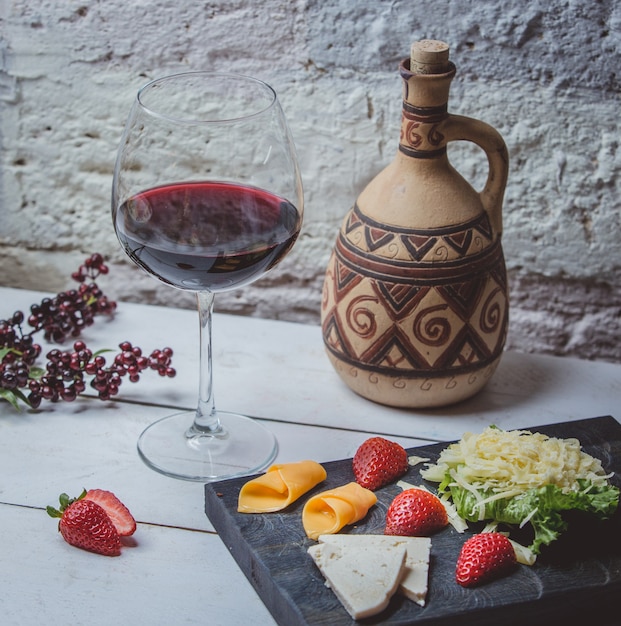 Klassieke rode georgische wijn op de tafel