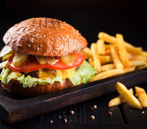 Klassieke smakelijke hamburger met aardappelen