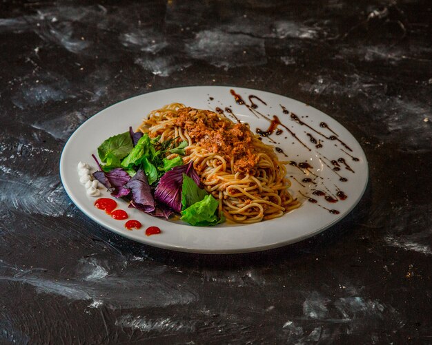 klassieke spaghetti bolognese op de tafel