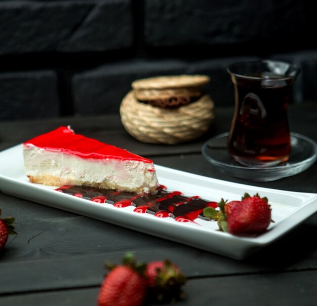 Klassieke wrongel cheesecake bedekt met aardbei glazuur