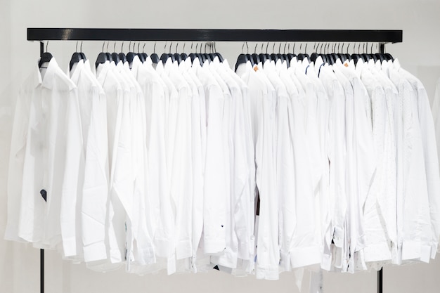 Kleding in een kledingwinkel