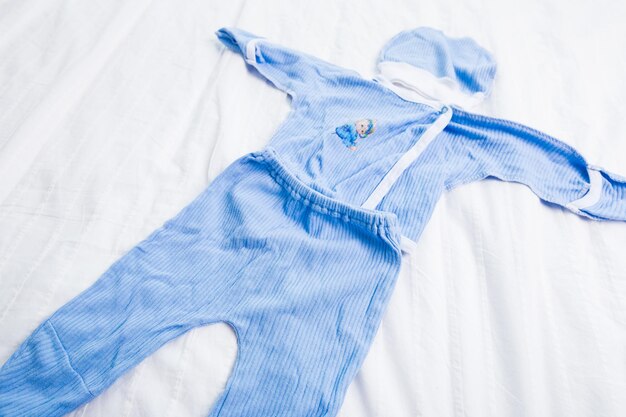 Kleding voor babyjongens op witte achtergrond