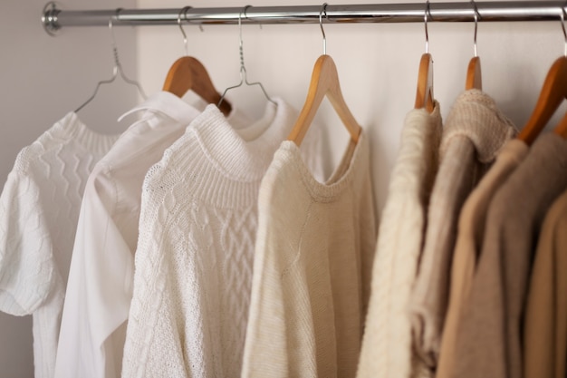 Kledingkast met kleding aan hangers