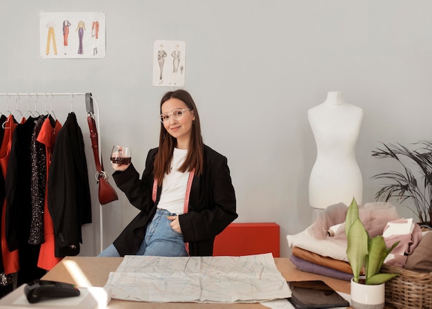 Kledingwinkel medewerker aan het werk