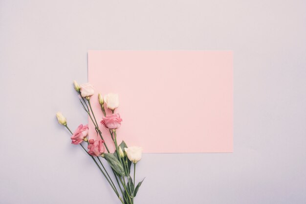 Klein document met roze bloemen op lichte lijst