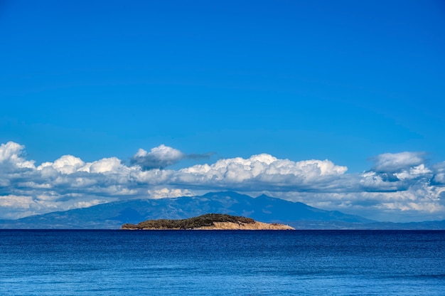 Klein eiland aan zee in de buurt van Olympiada dorp in Griekenland