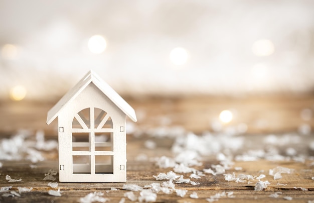 Gratis foto klein houten huis op een onscherpe achtergrond met bokeh kerstmis background