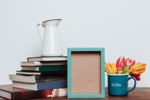 Gratis foto klein kader dichtbij bloemen en boeken