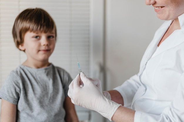 Klein kind bij de dokter om een vaccin te krijgen