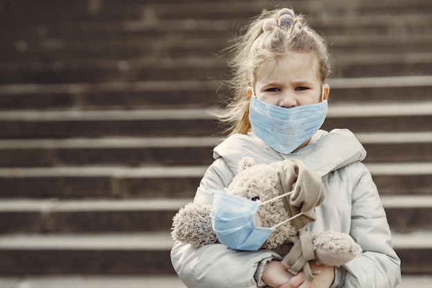 Klein kind loopt buiten in een masker