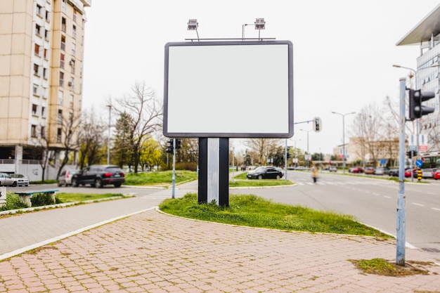 Klein leeg billboard op een straat