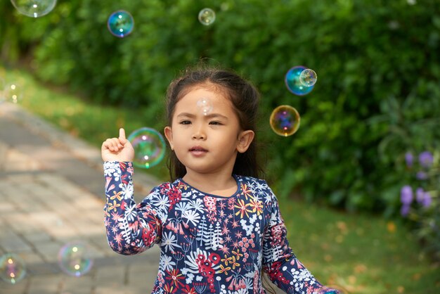 Klein meisje buiten spelen