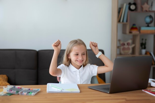 Klein meisje dat deelneemt aan online lessen