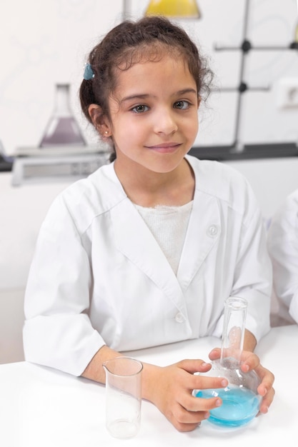 Klein meisje doet een wetenschappelijk experiment op school