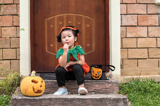 Klein meisje gekleed voor Halloween