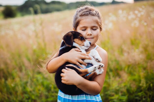 Klein meisje houdt een puppy op haar armen