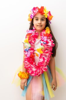 Klein meisje in hawaiiaans kostuum geïsoleerd witte achtergrond