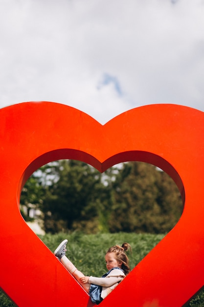 Gratis foto klein meisje in het hart