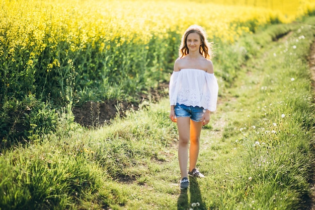 Gratis foto klein meisje in het veld