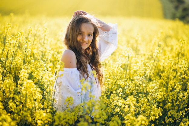 Gratis foto klein meisje in het veld