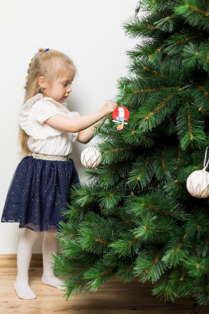 Klein meisje kerstboom versieren