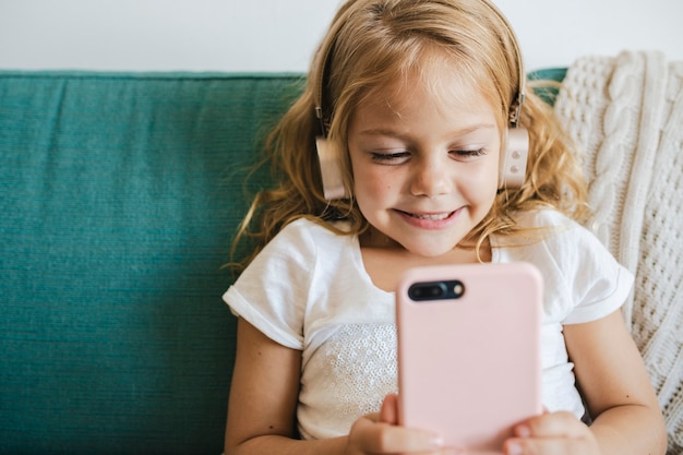 Klein meisje kijkt tekenfilms op haar telefoon