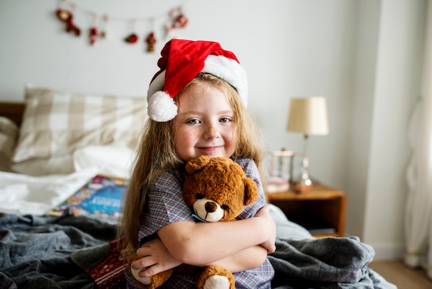 Klein meisje knuffelt een speelgoedbeer