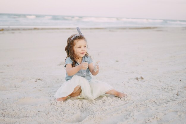 Klein meisje op het strand