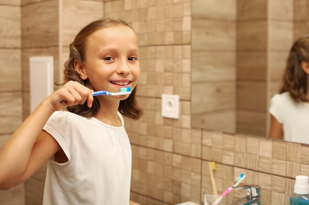 Klein meisje poetst haar tanden tandheelkundige zorg voor kinderen