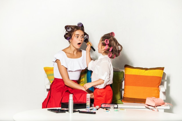 Klein meisje spelen met de make-up van haar moeder