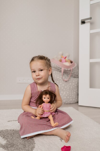 Klein meisje spelen met een pop