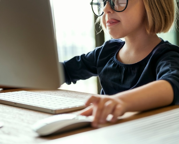 Klein meisje spelen op een computer