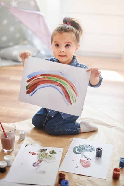 Gratis foto klein meisje tekenen