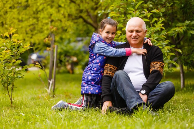 Klein meisje tijd doorbrengen met grootvader in het park.