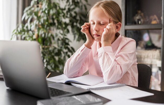 Klein meisje wordt verveeld in de klas