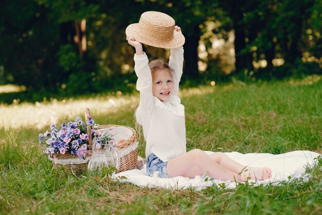 klein meisje, zittend in een park