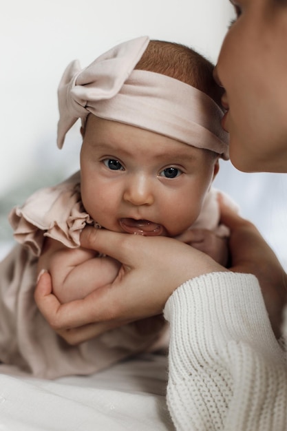 Klein schattig babykind thuis