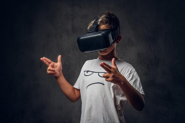 Klein trendy kind speelt een nieuw schietvideogame met behulp van een speciale virtual reality-bril.