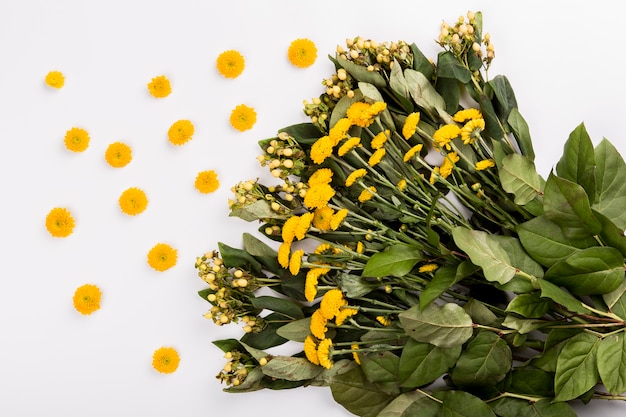 Kleine bloemen dichtbij boeket