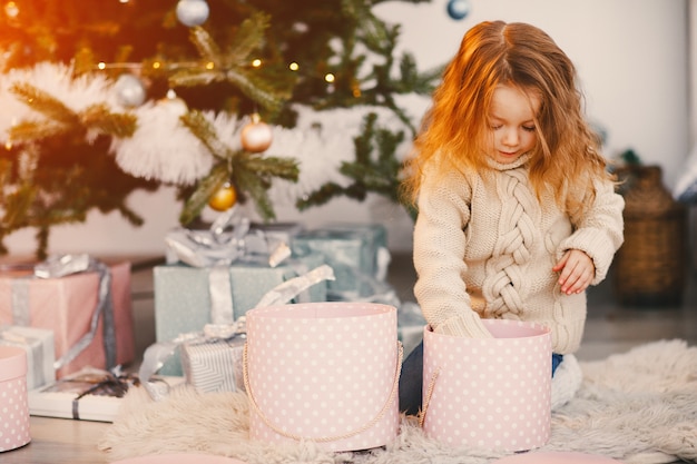 Gratis foto kleine blonde babymeisje helpen versieren