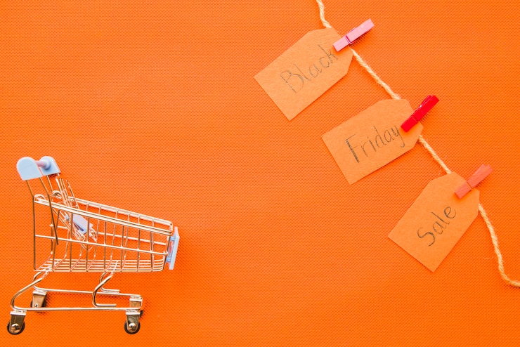 Gratis Foto kleine boodschappenkar met black friday-verkoopinschrijving