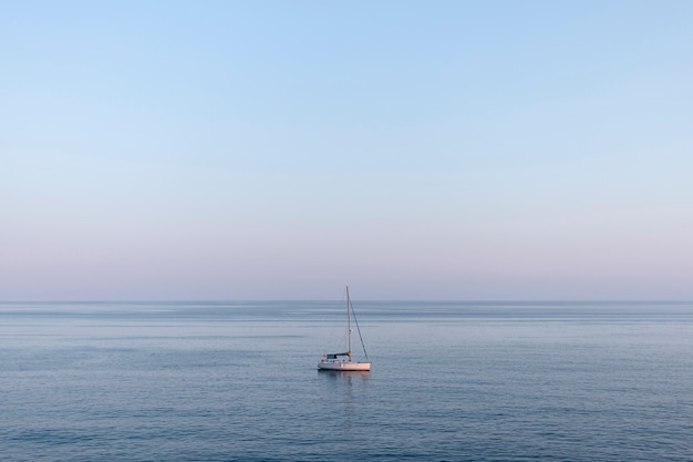 Kleine boot midden op zee