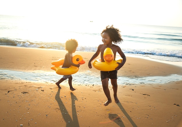 Kleine broers die plezier hebben op vakantie