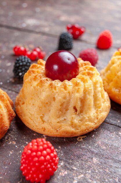 kleine cake met kers op bruin, fruit bessen bakken cake koekje