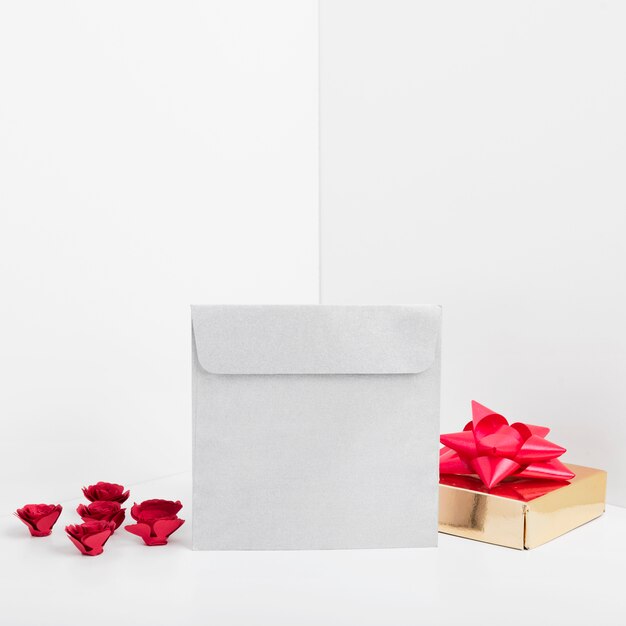 Kleine envelop met geschenkdoos