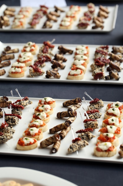 Gratis foto kleine gastronomische snacks op een bord